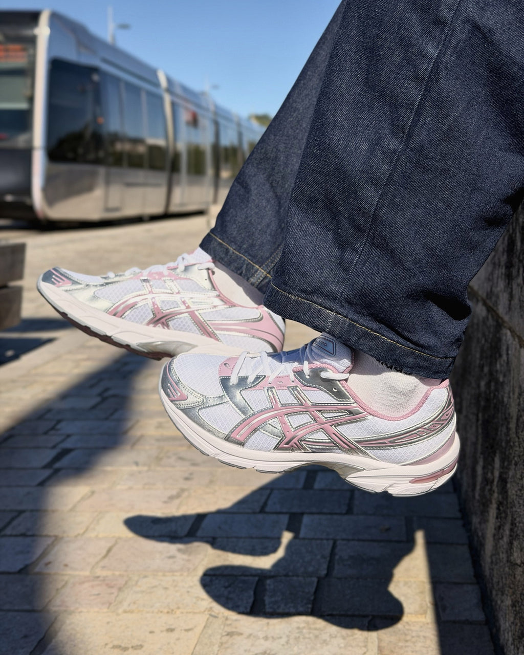 ASICS Gel-1130 White Taro Purple portées, près du tram à Tours