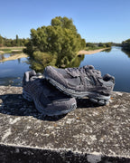 La paire de New Balance 2002R Protection Pack Phantom au bord de la Loire