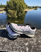 La paire de Salomon XT-6 Cloudburst Icy Pink au bord de la Loire