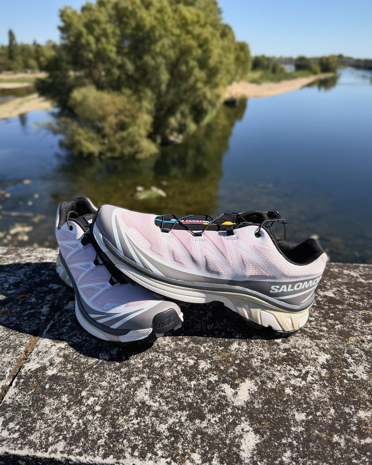 La paire de Salomon XT-6 Cloudburst Icy Pink au bord de la Loire