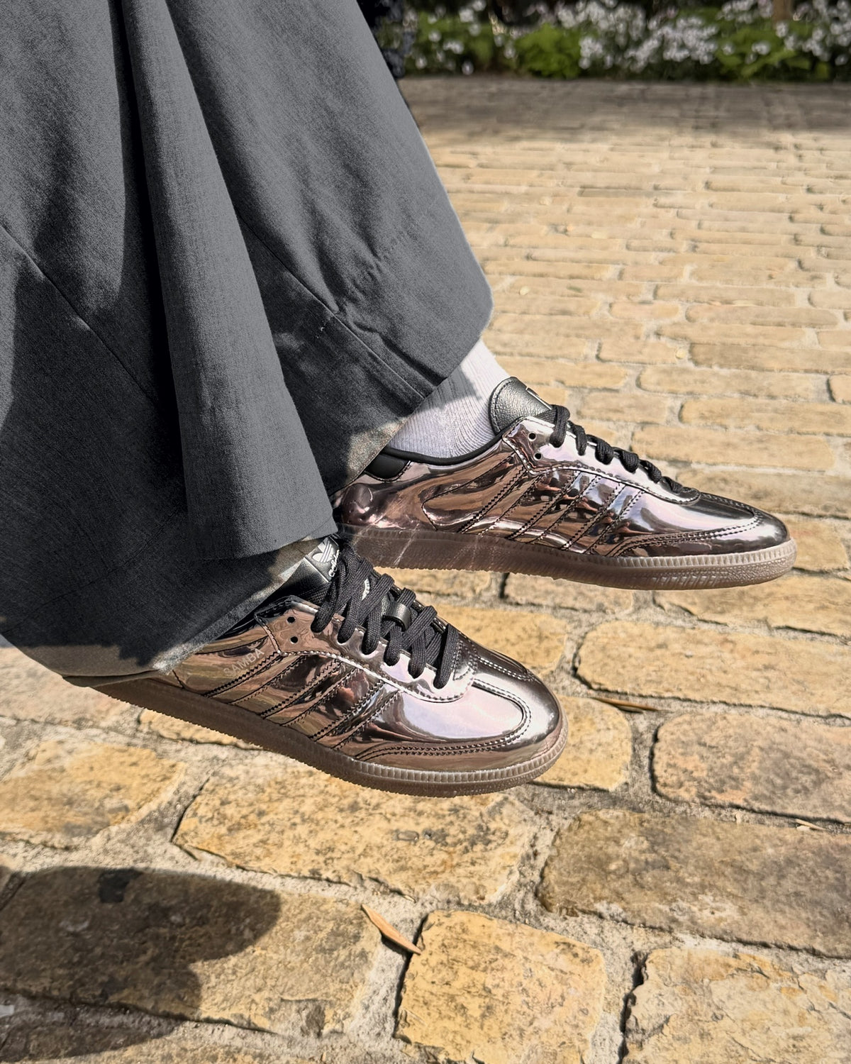 adidas Samba OG Core Black Metallic portée, vue de profil avec un pantalon anthracite
