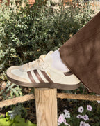 adidas Samba OG Off White Earth Strata portée de profil avec un pantalon chocolat