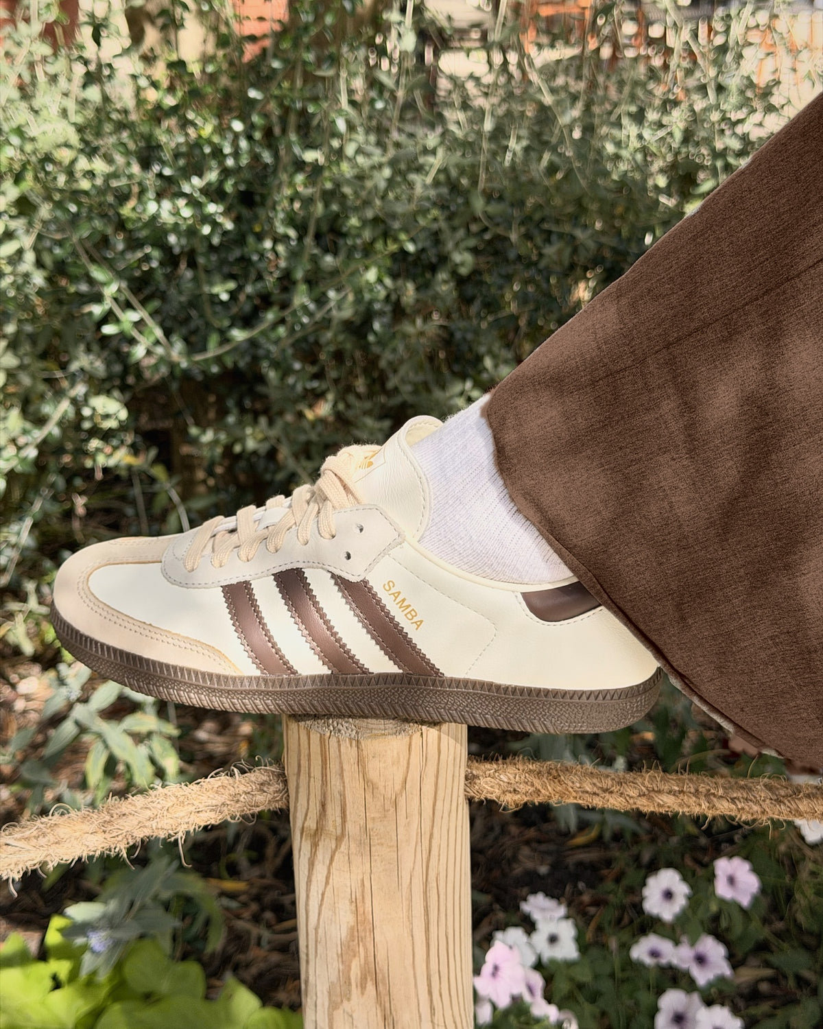 adidas Samba OG Off White Earth Strata portée de profil avec un pantalon chocolat