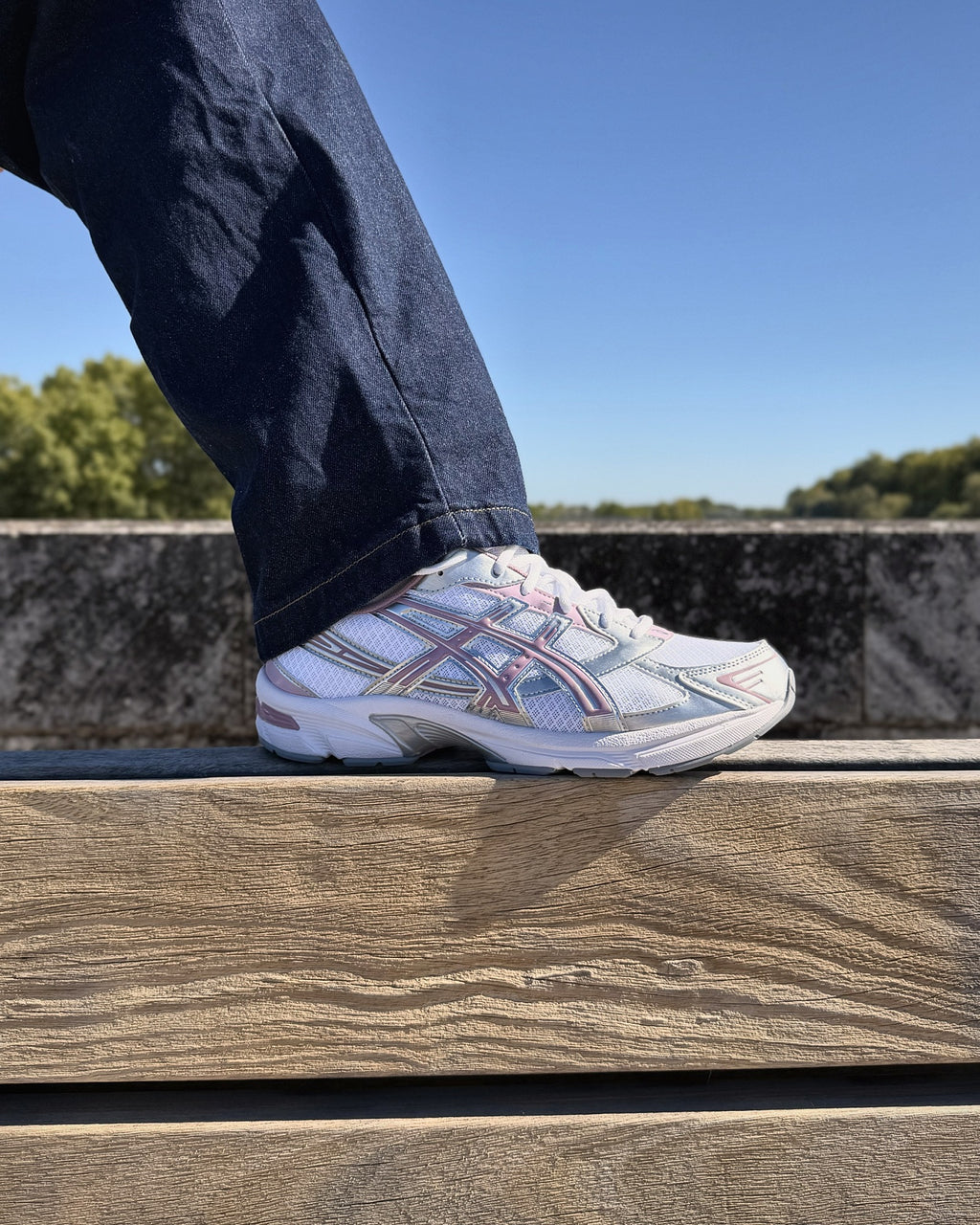 ASICS Gel-1130 White Taro Purple portées, vue de profil sur un banc
