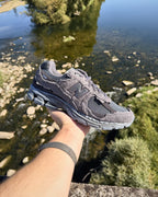 New Balance 2002R Protection Pack Phantom tenue en main, vue de profil