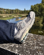 New Balance 2002R Protection Pack Rain Cloud sur un parapet au bord de la Loire