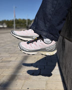 Salomon XT-6 Cloudburst Icy Pink portée, vue de profil avec le marquage S/LAB