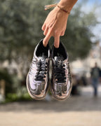 adidas Samba OG Core Black Metallic tenue en main