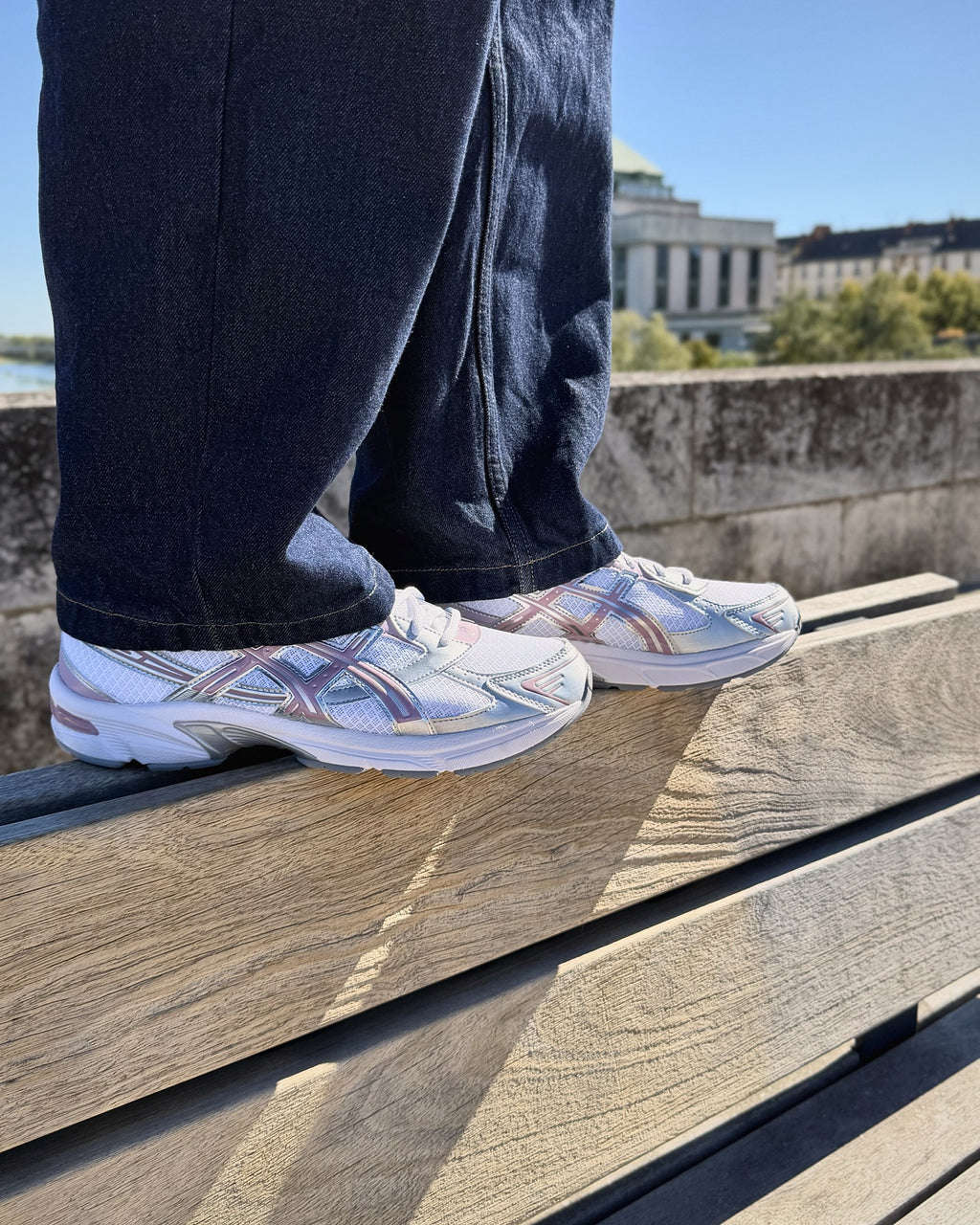 ASICS Gel-1130 White Taro Purple portées en duo sur un banc à Tours