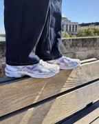 ASICS Gel-1130 White Taro Purple portées en duo sur un banc à Tours