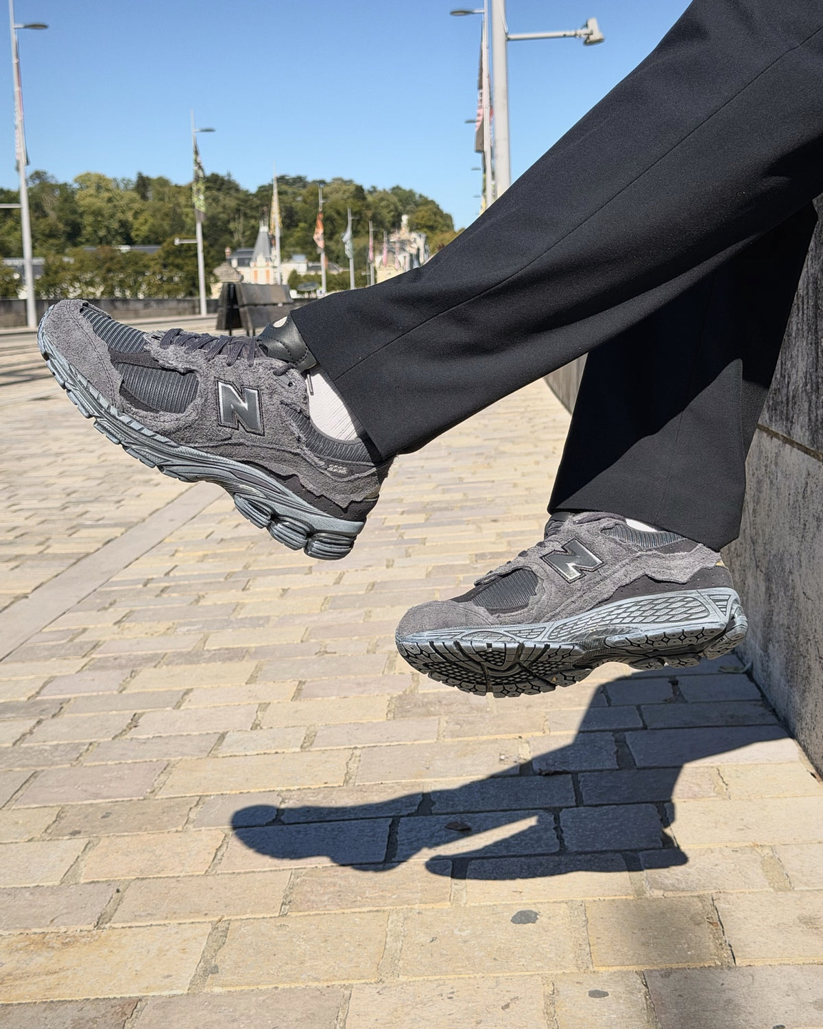 New Balance 2002R Protection Pack Phantom portées, assis sur un pont à Tours