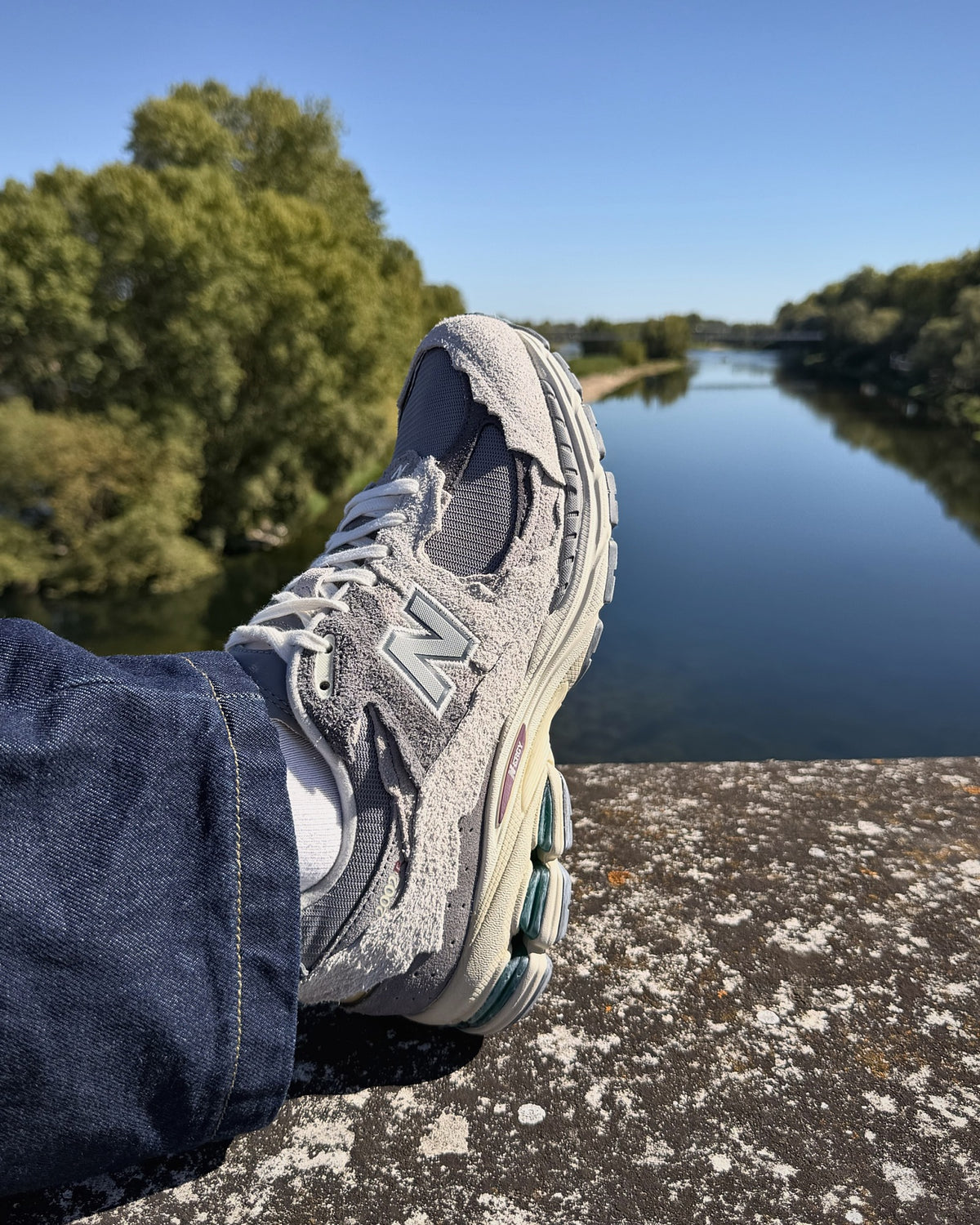 New Balance 2002R Protection Pack Rain Cloud vue de face, au bord de la Loire à Tours