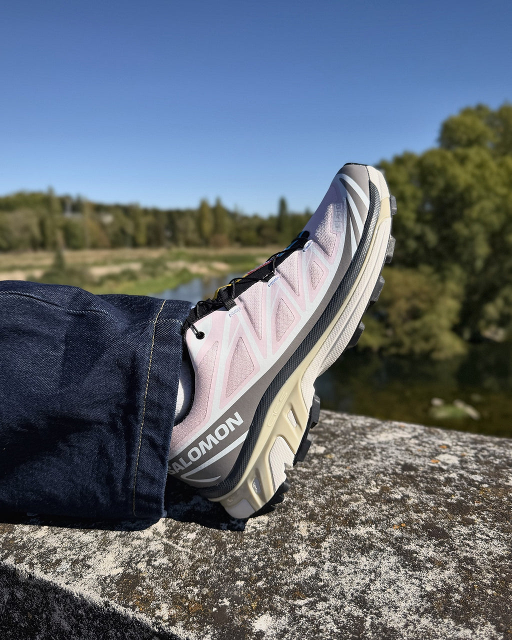 Salomon XT-6 Cloudburst Icy Pink de profil sur un parapet