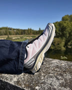 Salomon XT-6 Cloudburst Icy Pink de profil sur un parapet