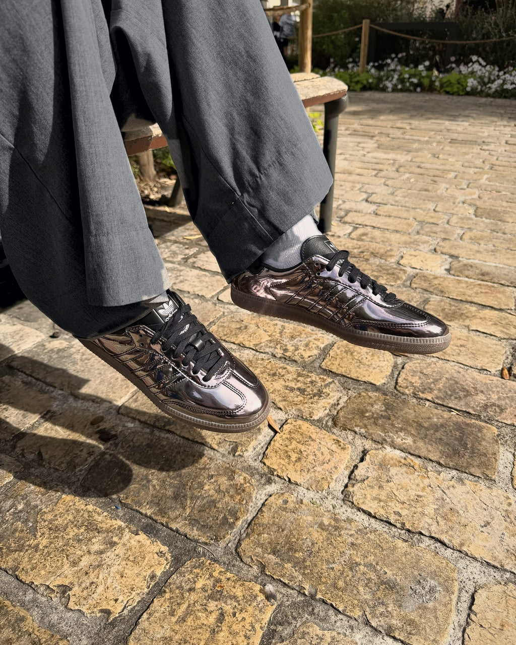 adidas Samba OG Core Black Metallic portées en duo, assis