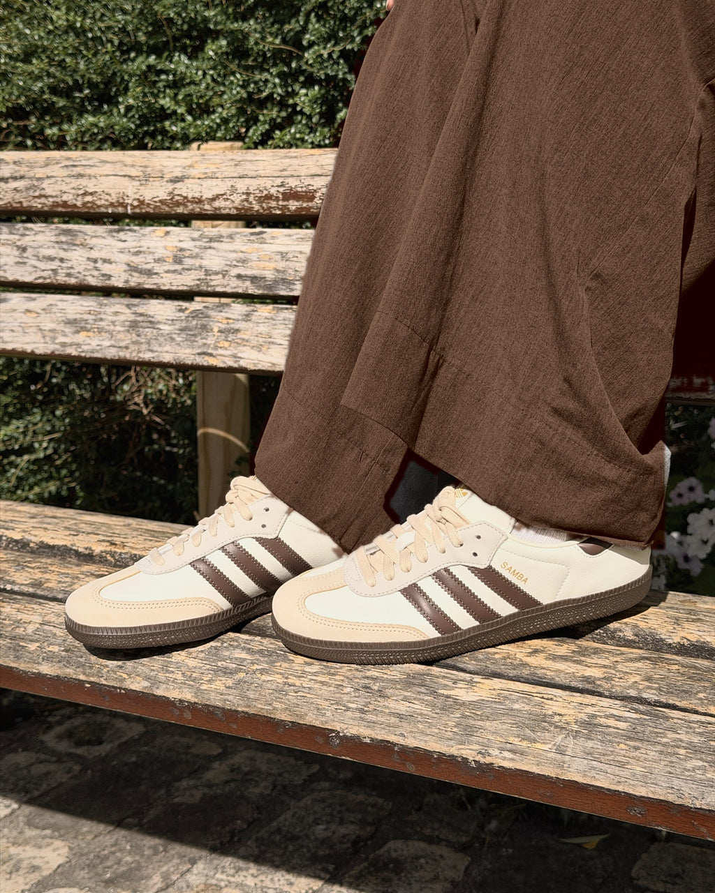 La paire d'adidas Samba OG Off White Earth Strata posée sur un banc