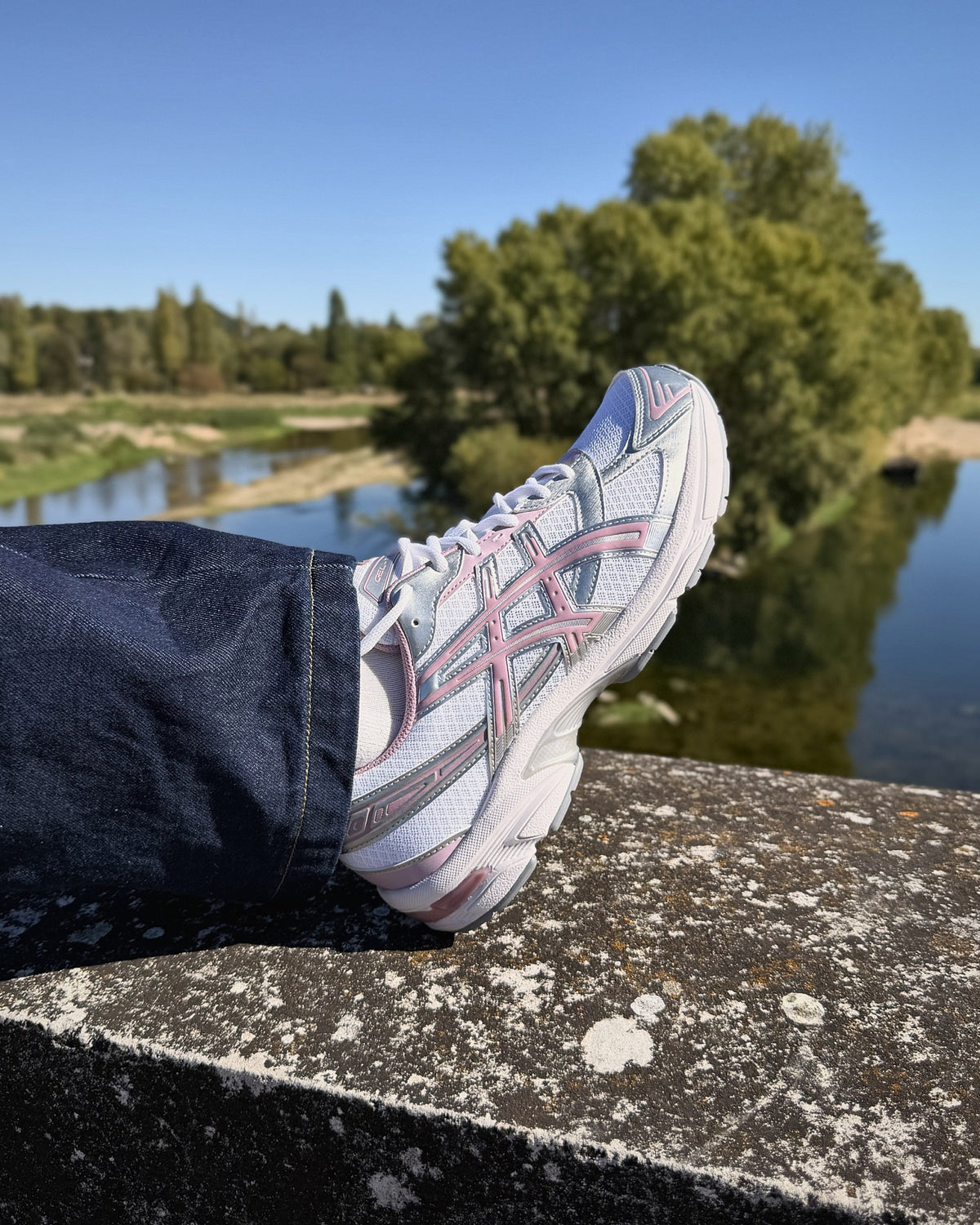 ASICS Gel-1130 White Taro Purple sur un parapet au bord de la Loire