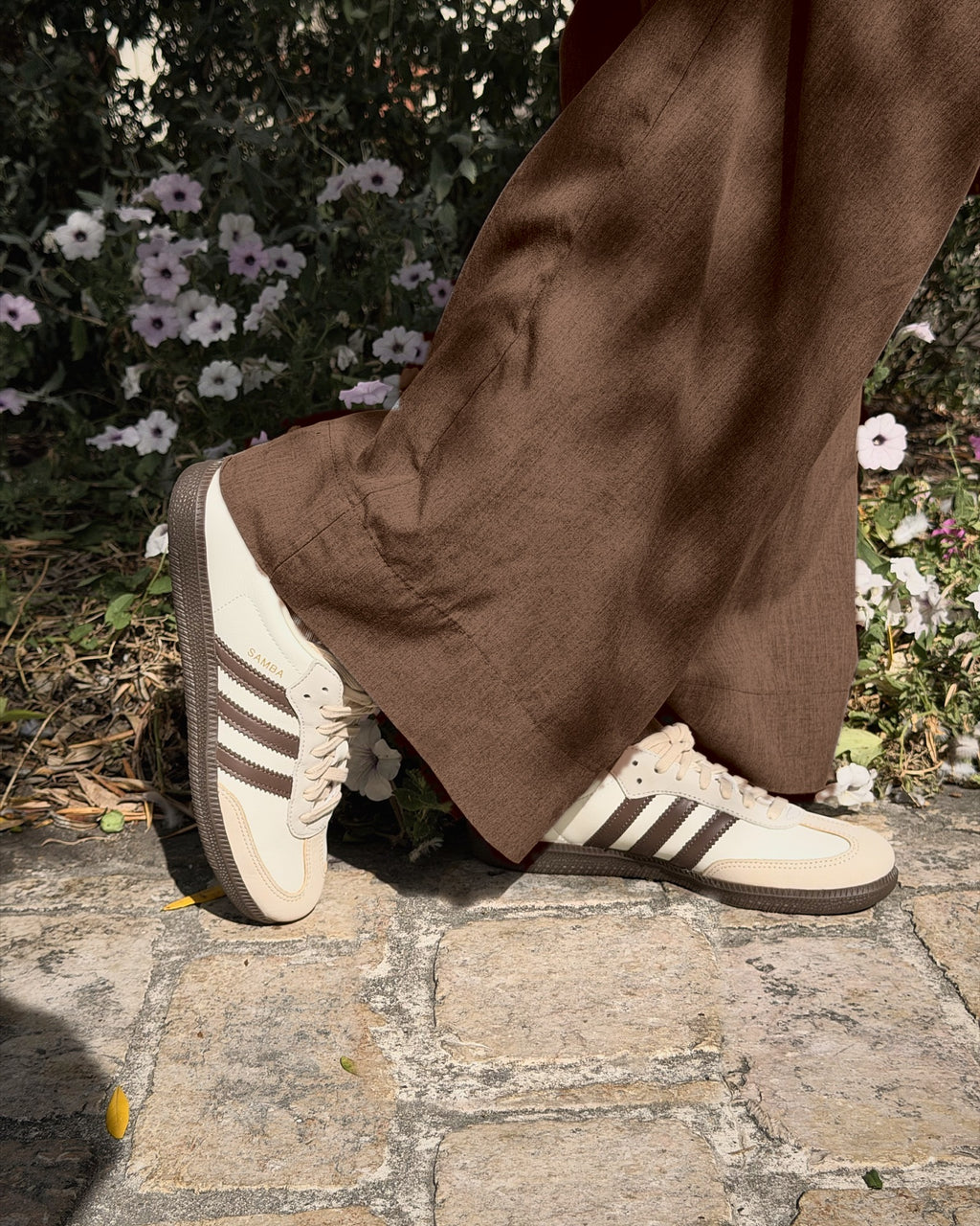 adidas Samba OG Off White Earth Strata portée sur les pavés