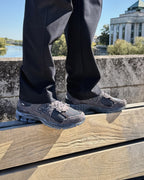 New Balance 2002R Protection Pack Phantom portées sur un banc