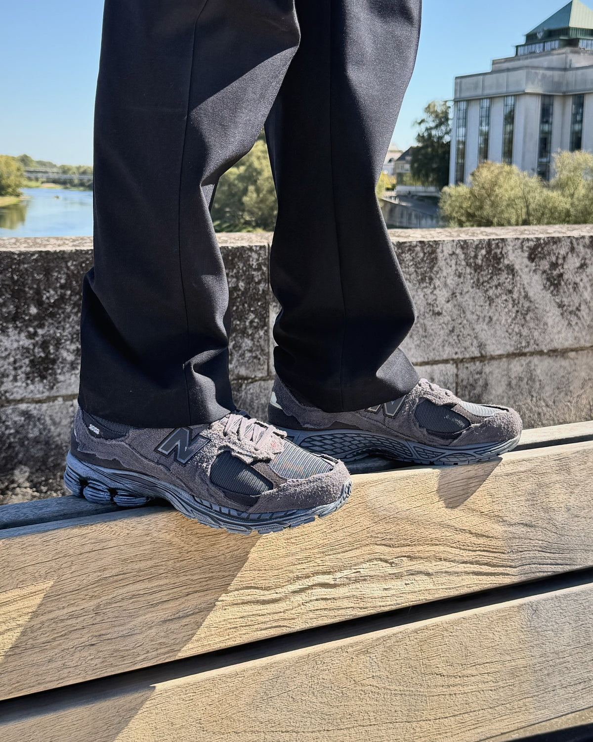 New Balance 2002R Protection Pack Phantom portées sur un banc