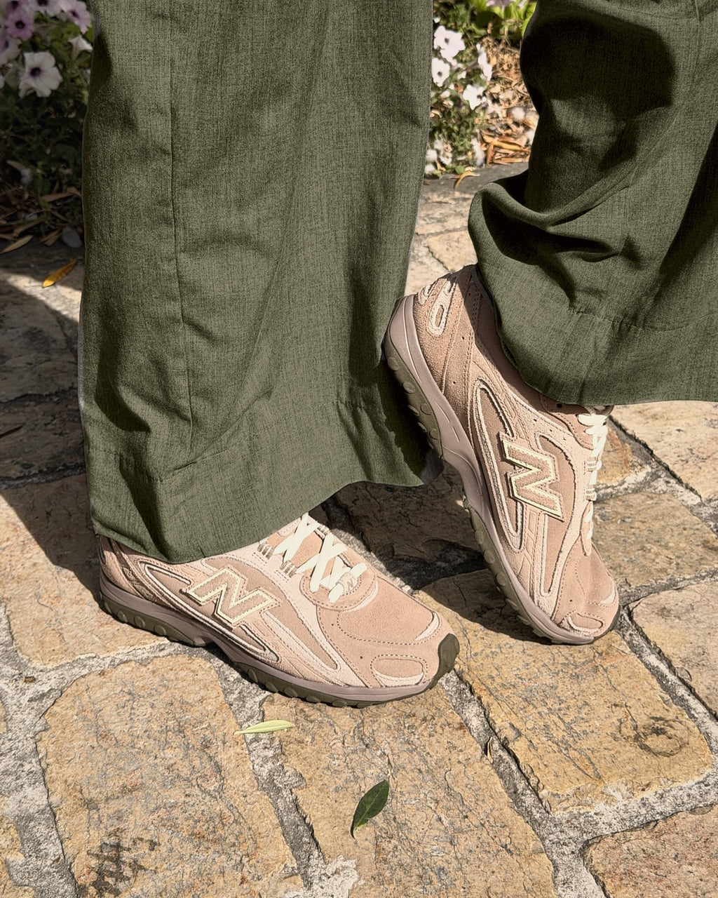 New Balance 204L Mushroom Arid Stone portées en duo avec un pantalon olive