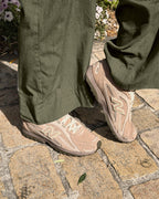 New Balance 204L Mushroom Arid Stone portées en duo avec un pantalon olive
