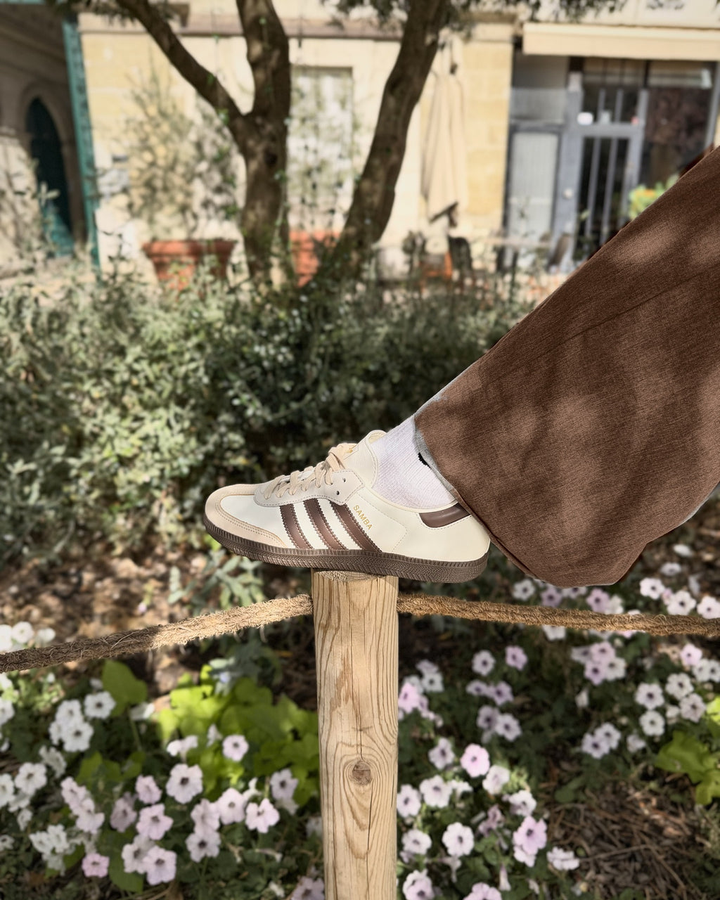 adidas Samba OG Off White Earth Strata portée dans une rue de Tours