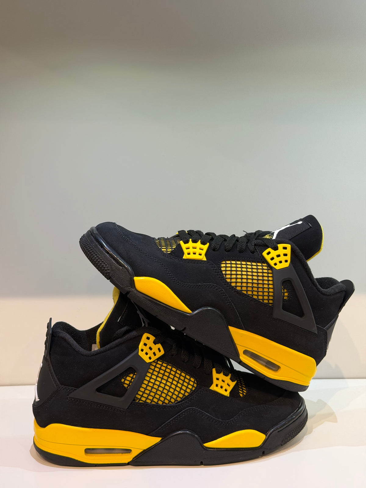 Jordan 4 Retro Thunder (2023) — T. 42 (Seconde main) — photo 1