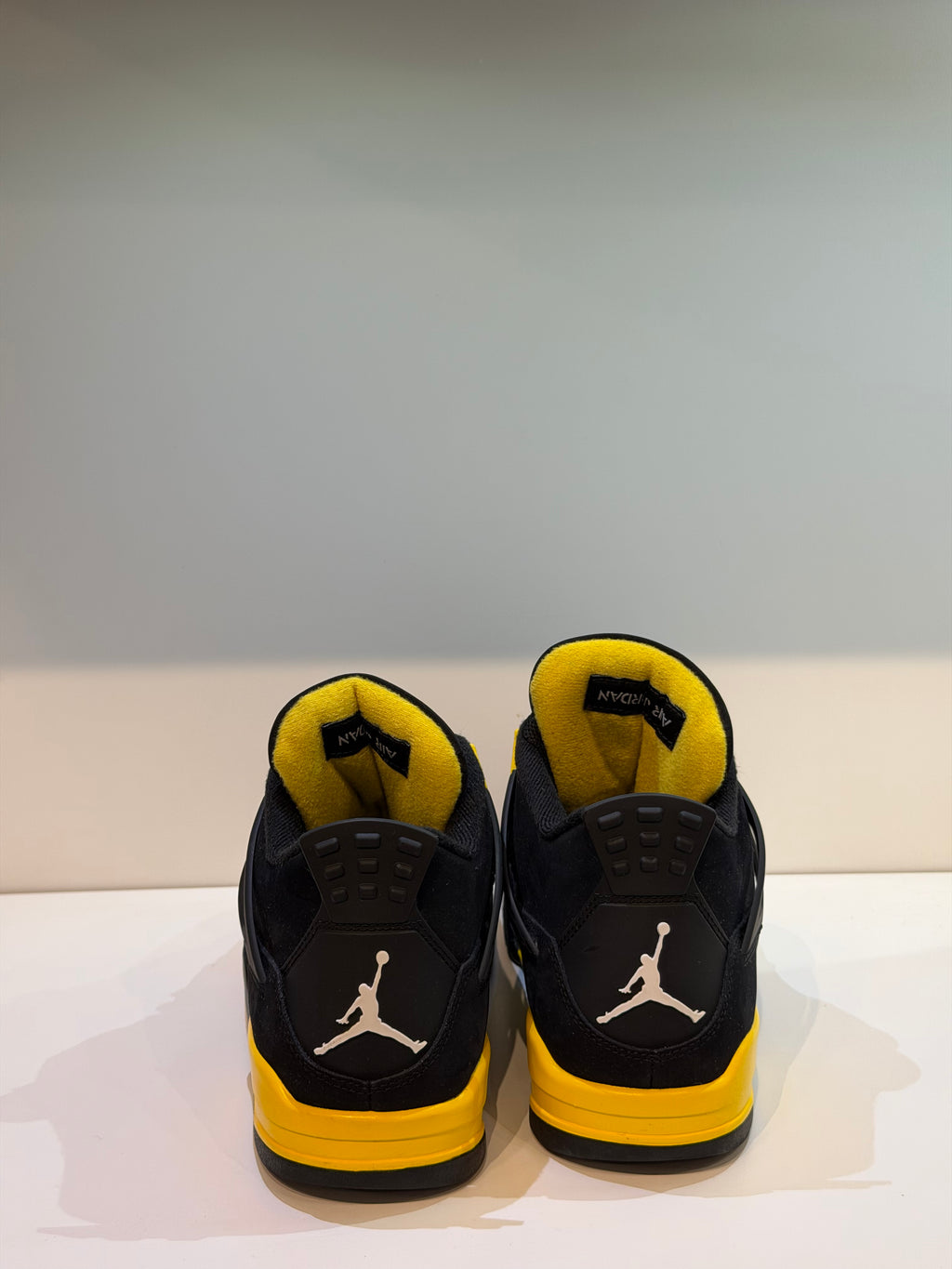 Jordan 4 Retro Thunder (2023) — T. 42 (Seconde main) — photo 4