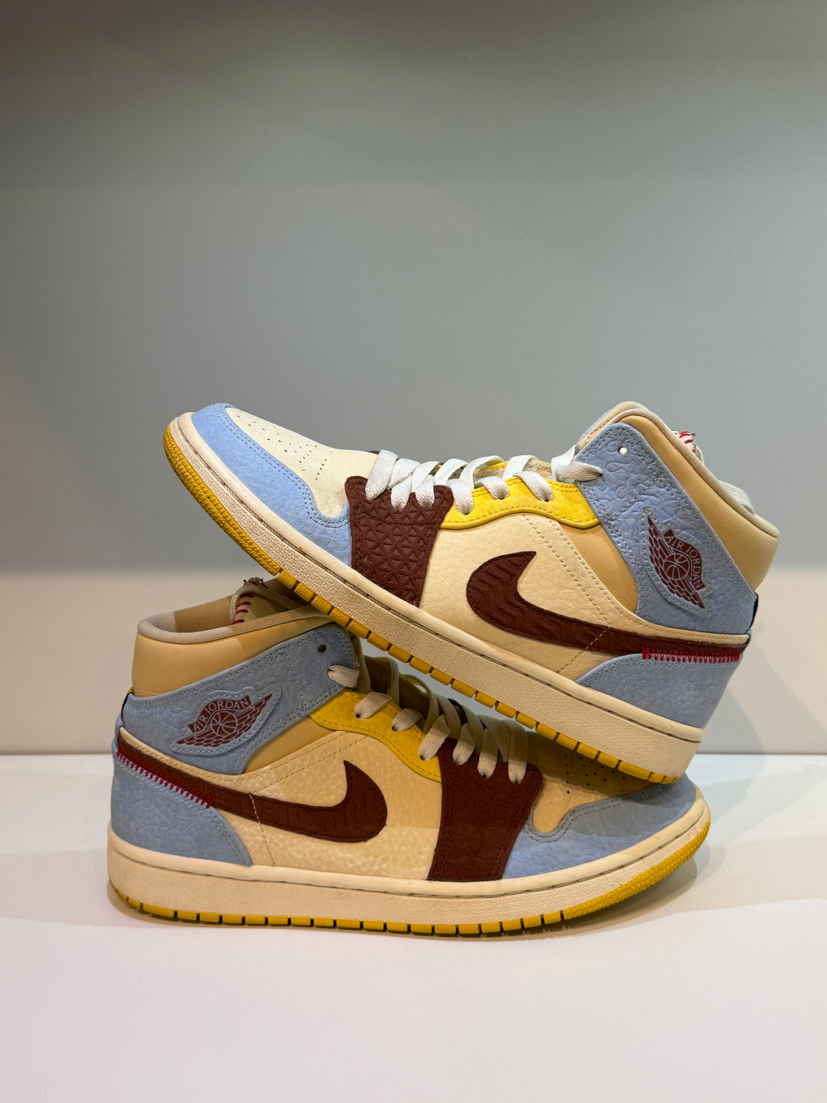 Jordan 1 Mid SE Fearless Maison Chateau Rouge (Seconde main) — photo 1