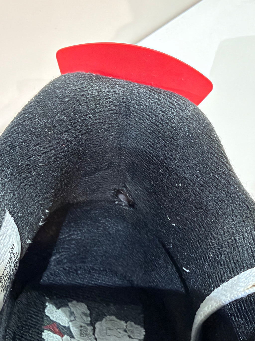 Jordan 4 Retro Red Cement — T. 43 (Seconde main) — photo 7, défaut 1