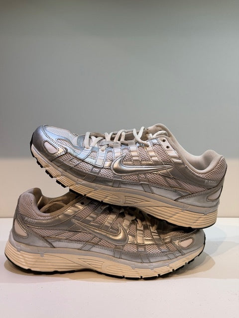 Nike P-6000 White Blue Tint Sail Metallic Silver (Femme) — T. 41 (Seconde main) — photo 1